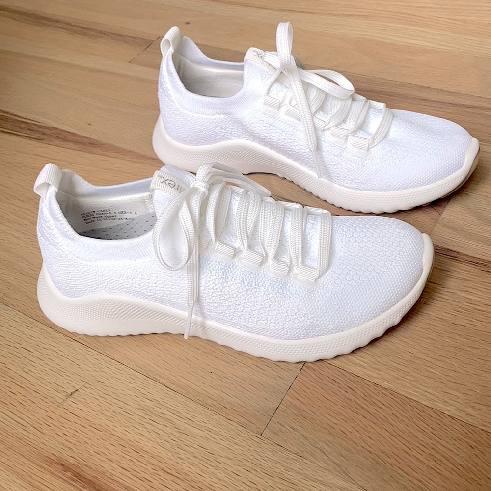 AETREX Carly Knit Sneaker in White Size 5-5.5 US/ 35 EU